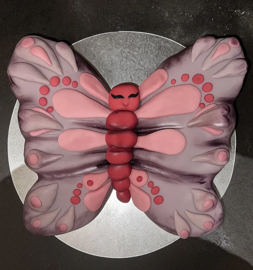 Schmetterlings-Torte in Rosa und Violett mit plastisch geformten Flügeln