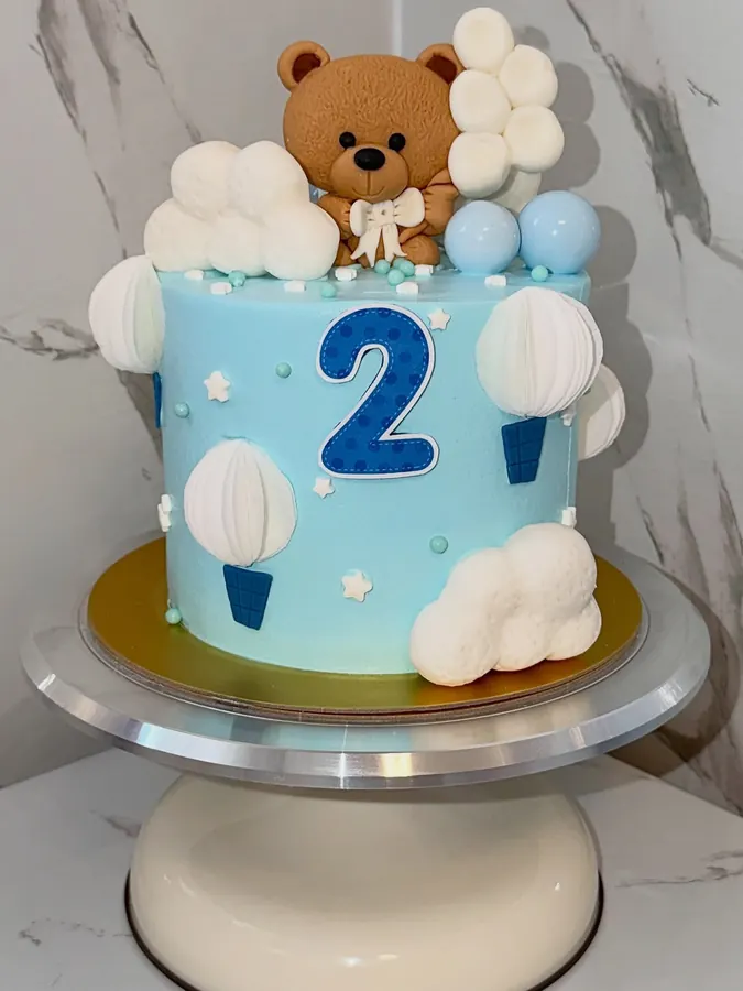 Himmelblaue Torte mit modelliertem Teddybär, Wolken und Heißluftballons